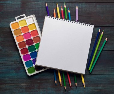 Okul malzemeleri merkezi, mavi ahşap arka plan.