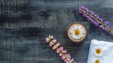 Kozmetik şişe kapları bitkisel papatya çiçekleri boş etiket 