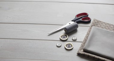 Dikiş işi, dikiş malzemeleri ayarlandı. Ögeler dikiliyor.