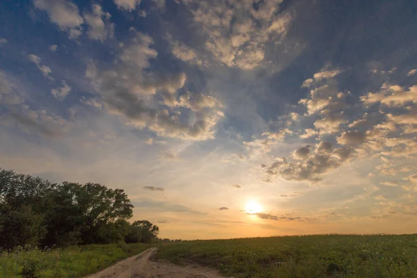 Bewölkt Sonnenuntergang über Feldern Sommerabend Foto — Stockfoto