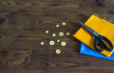 Dikiş işi, dikiş malzemeleri ayarlandı. Ögeler dikiliyor.