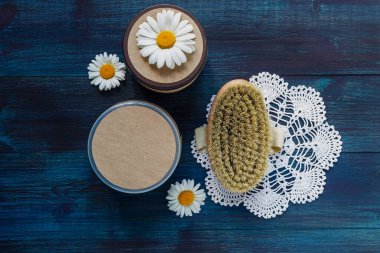 Bitkisel papatya çiçekli kozmetik şişe kapları. Model için boş etiket.