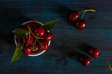 Ahşap arkaplanda taze kiraz.