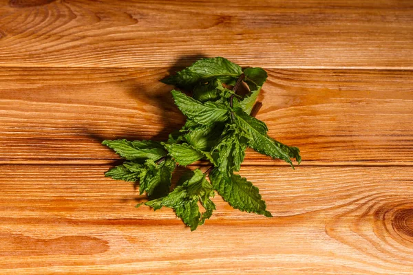 Manojo de menta fresca en la mesa de madera Interior, medicina — Foto de Stock