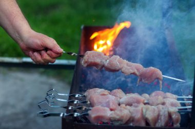 İştah açıcı çiğ et şiş kebap ızgara ahşap kakaonun üzerinde hazır.