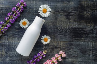 Bitkisel papatya çiçekli kozmetik şişe kapları. Model için boş etiket.