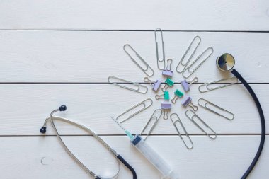 Soyut Coronavirus konsepti. Ofis malzemeleri kullanan virüs modeli..