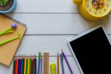 Okulun konsept okul malzemeleri beyaz ahşap arka planda