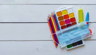 Okulun konsept okul malzemeleri beyaz arka plan fotokopi alanı.