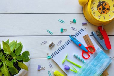 Okulun konsept okul malzemeleri beyaz arka plan fotokopi alanı.