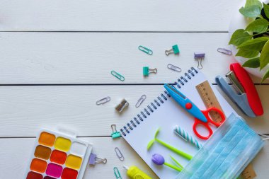 Okulun konsept okul malzemeleri beyaz arka plan fotokopi alanı.