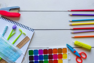 Okulun konsept okul malzemeleri beyaz arka plan fotokopi alanı.