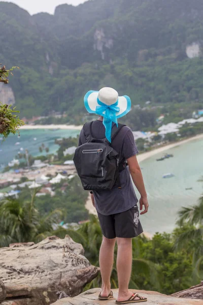 Phi Phi Don, Thaïlande - 10 juillet 2014. Un homme se tient au sommet d'un point de vue — Photo