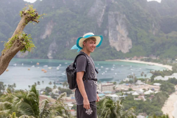 Phi Phi Don, Thailand - 10 juli 2014. Een man staat op een uitkijkpunt. — Stockfoto