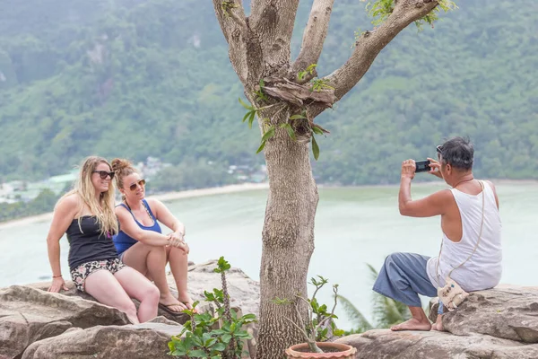 Phi Phi Don, Thaïlande - 10 juillet 2014. Les gens se tiennent au-dessus du point de vue — Photo