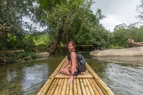 Phuket, Thaïlande - 10 juillet 2014. Femme assise sur un radeau en bambou et regardant dehors — Photo