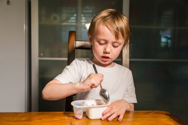 Adorabile bambina che mangia fiocchi di latte da cucchiaio, spuntino al latte sano . — Foto Stock