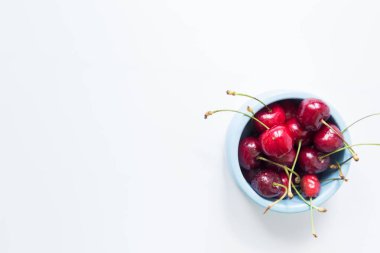 Beyaz arka planda olgun kiraz meyveleri.