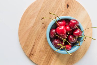 Beyaz arka planda olgun kiraz meyveleri.