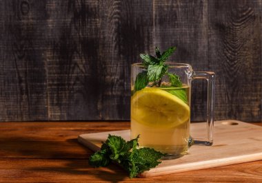 Limonlu yeşil çay ve tahta üzerinde nane.