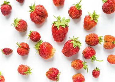 Beyaz arka planda izole edilmiş olgun çilekler.