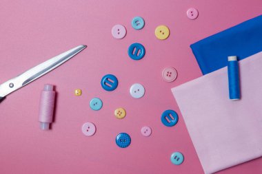 Pembe arkaplanda dikiş çalışması için ayarlandı