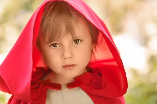 Close-up portret van een meisje in een prachtig kostuum van Little Red Riding Hood — Stockfoto