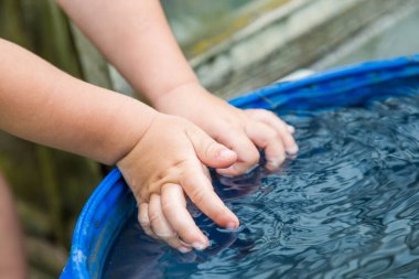 Su varilindeki bir çocuğun yakın çekim görüntüsü..