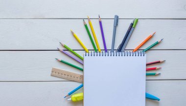 Okulun konsept okul malzemeleri beyaz ahşap arka planda