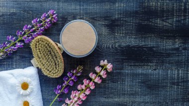 Hermal papatya çiçekli kozmetik şişe kapları. Damgalamak için boş etiket.