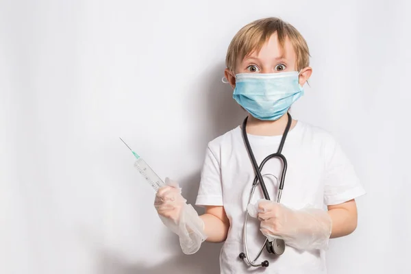 Carino Bambina in maschera medica con stetoscopio banner isolato — Foto Stock