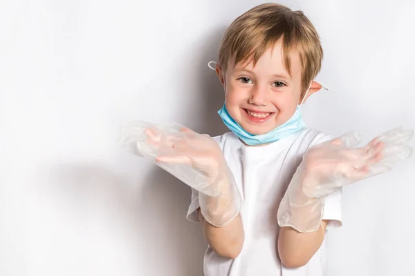 Linda niña divertida con uniforme médico sobre un fondo blanco pulgares hacia arriba — Foto de Stock