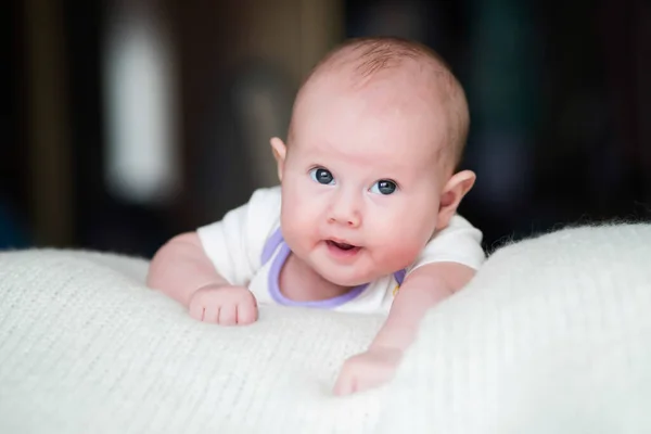 Portré három hónapos kislány feküdt a fehér — Stock Fotó
