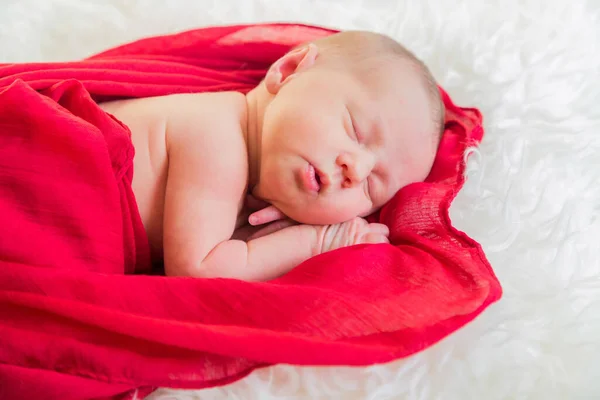 Durmiendo recién nacido chica primera sesión de fotos en casa — Foto de Stock