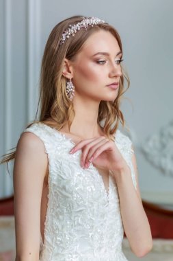 Güzel bir kadın gelinin nazik portresi, düğün makyajı.