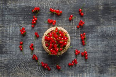 Kırsal ahşap arka planda seramik bir kasede üzümlü üzümler. Kapat ve seçici odaklan