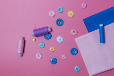 Pembe arkaplanda dikiş çalışması için ayarlandı.