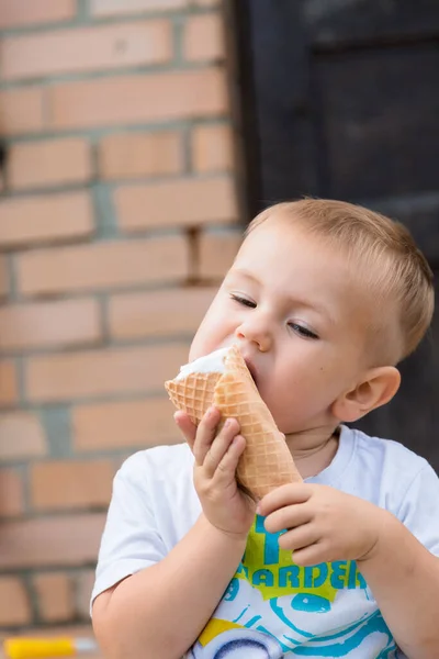 Ragazzino Divertendosi Mangiare Gelato Waffle Cone Con Cioccolato Sotto Portico — Foto Stock