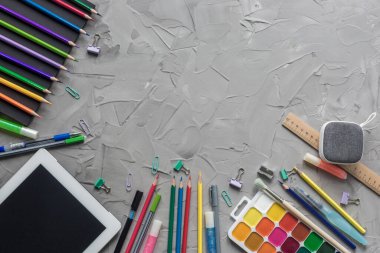 Okul, gri beton arka planda sınır oluşturur. Okul çerçevesi kavramına geri dön.