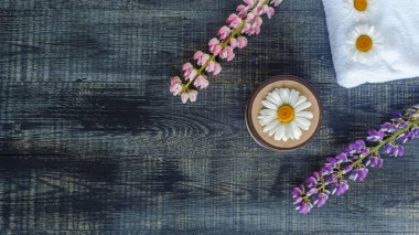 Bitkisel papatya çiçekleri olan kozmetik şişe kapları markalaştırma için boş etiketler, doğal organik ürün konsepti. El yapımı, tazelik..