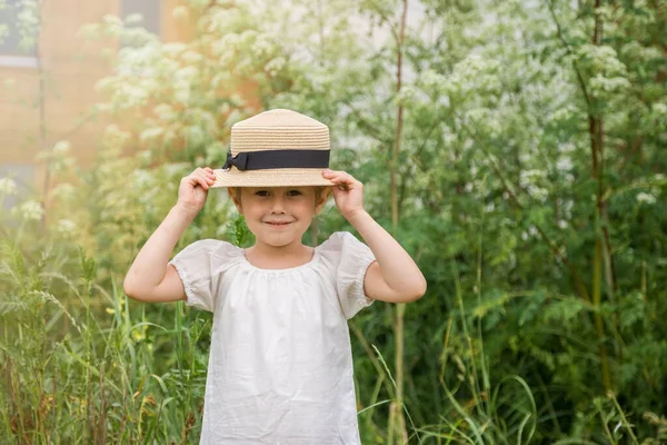 Pequeña Chica Emocional Vestido Boho Blanco Con Sombrero Sonriendo Jugando —  Fotos de Stock