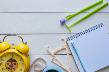 Kilo vermeyi planla, diyete başla. Ağırlık ve parametreleri ölçmek için aksesuarlar.