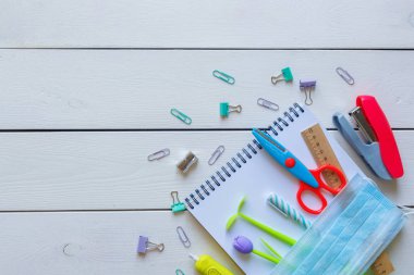 Okulun konsept okul malzemeleri beyaz ahşap arka plan fotokopi alanında. Kendini karantinaya alma süresince eğitim. Coronavirus konsepti.