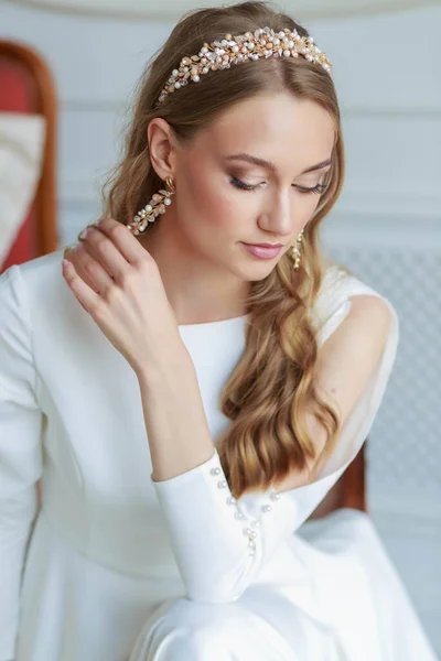 모양을 드레스를 결혼식을 준비하는 화실에 금발에 아름다운 소녀의 초상화 — 스톡 사진