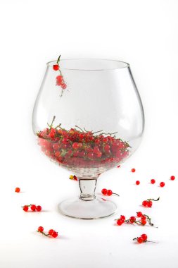 Beyaz arka planda şeffaf camlarda olgun, lezzetli kırmızı üzümler.