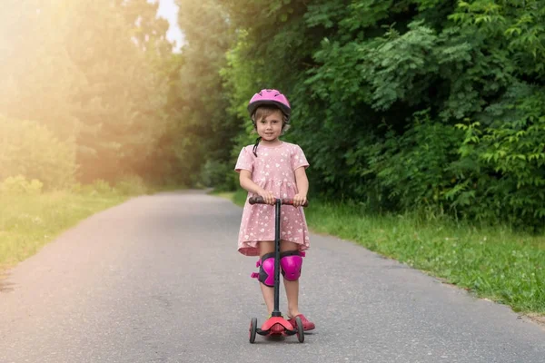 Aktif Küçük Bir Kızın Portresi Yaz Günü Bir Köy Yolunda — Stok fotoğraf
