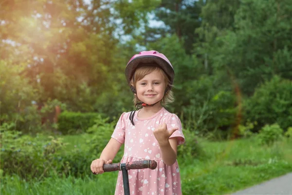 Portret Van Een Actief Peutermeisje Een Dorpsweg Buiten Zomerdag Seizoensgebonden — Stockfoto