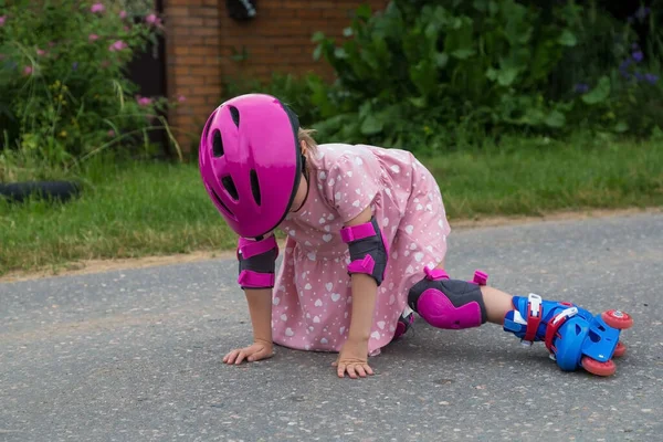 Küçük Bir Kız Tam Koruma Altında Paten Kayarken Asfalta Düştü — Stok fotoğraf