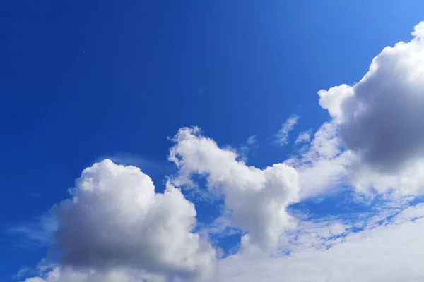 Langit Biru Yang Indah Dan Awan Latar Belakang Alam — Stok Foto