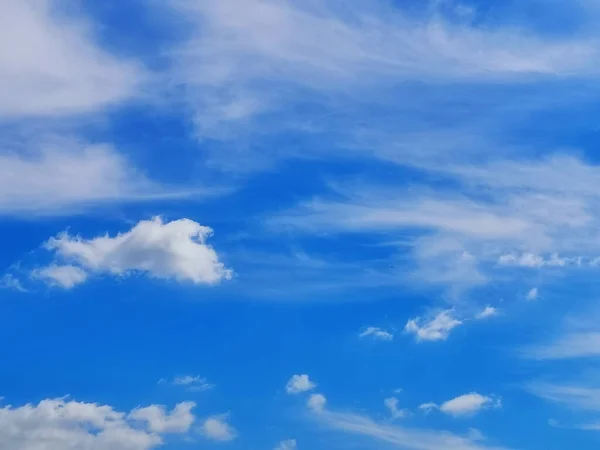 Langit Biru Yang Indah Dan Awan Latar Belakang Alam — Stok Foto